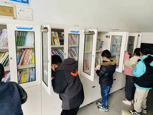 Community_Mainfreight Shanghai Library of books - Library of books to a local school in Shanghai
Our Mainfreight team in Shanghai team has joined with a local charity to gift this incredible library of books to a local school. The cabinets and books have been delivered to the school so the children can enjoy reading, learning and using their imagination. During Christmas, it’s a time of giving. This gift has not only blessed the children but also blessed us incredibly. At Mainfreight, we are passionate about making a positive difference through empowering the next generation. 